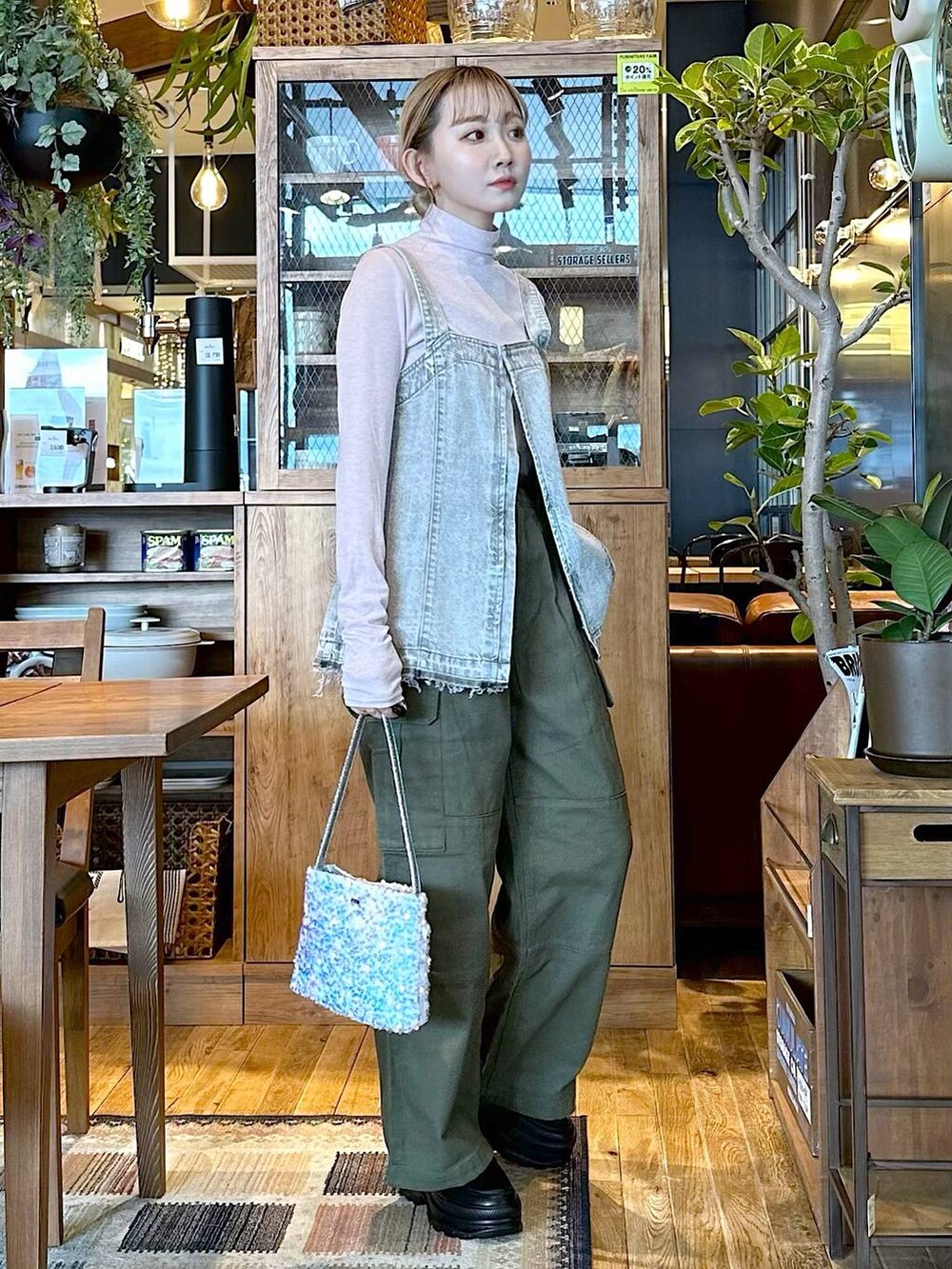 ブラック系のローファー、グリーン系のその他パンツ、ピンク系のその他トップスを着用したレディースの冬コーディネートの2枚目の写真