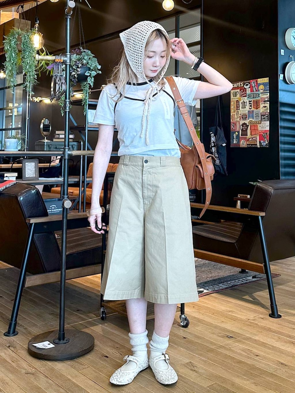 「差し色コーデ、低身長、個性派、デート/ロマンティック、女子会、旅行、niko and ...、キャミソール、Tシャツ、ハーフパンツ、パンツ、ショートパンツ、ショルダーバッグ、バッグ、パンプス」|「niko and...の【WILLIAM B.ELIOTT】シアーレイヤードプルオーバー(Tシャツ/カットソー、ホワイト系)」を使った、すなぎもさん(レディース・153cm)の春コーディネートの2枚目の写真