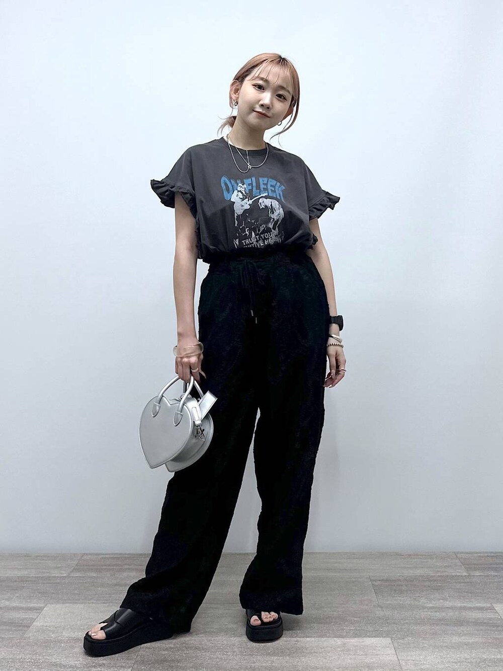 シルバー系のショルダーバッグ、グレー系のTシャツ/カットソー、ブラック系のその他パンツを着用したレディースの夏コーディネートの4枚目の写真