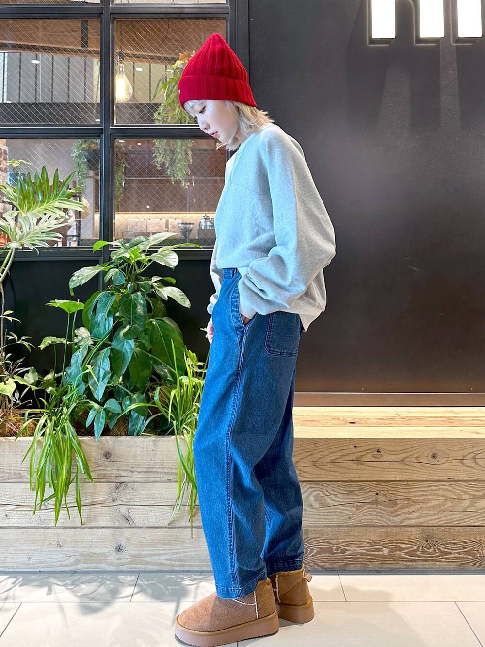 ブルー系のその他パンツ、グレー系のTシャツ/カットソー、イエロー系のブーツを着用したレディースの秋コーディネートの3枚目の写真