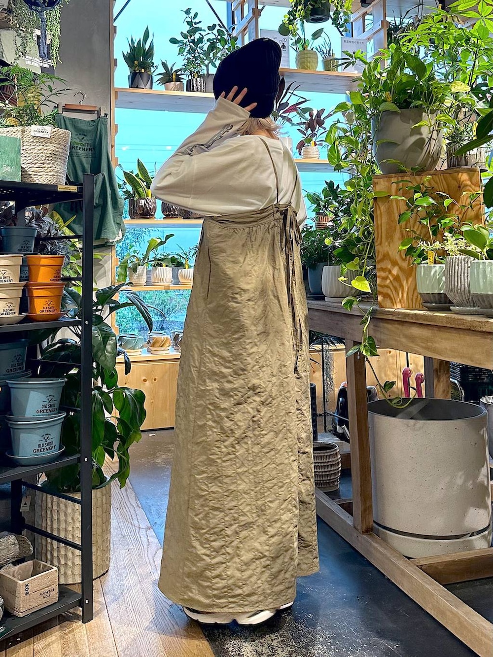 ブラウン系のスニーカー、グレー系のショルダーバッグ、ホワイト系のTシャツ/カットソーを着用したレディースの秋コーディネートの2枚目の写真