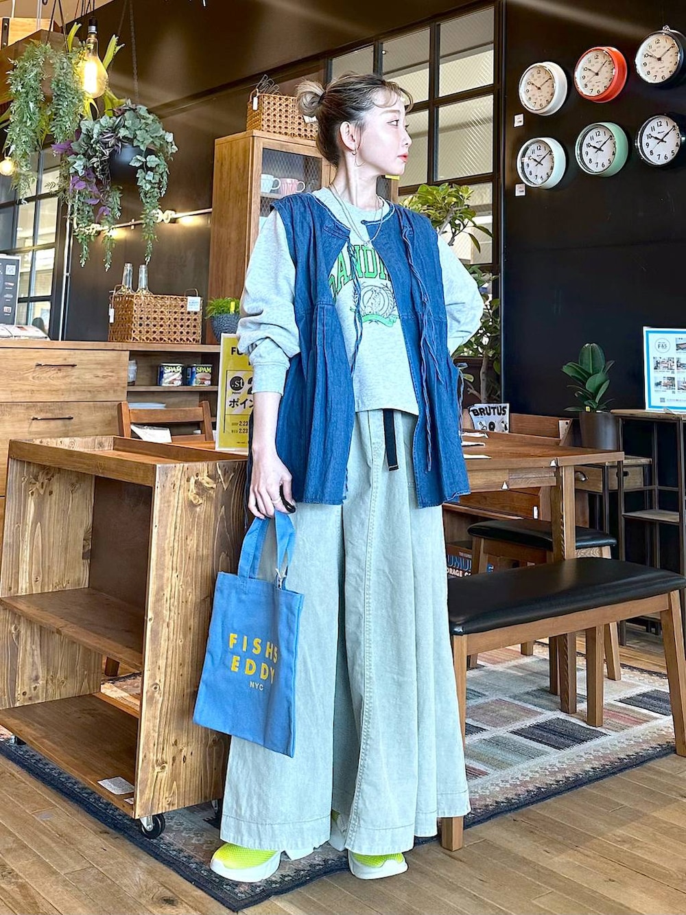 「差し色コーデ、低身長、個性派、デート/ロマンティック、女子会、旅行、niko and ...、ベスト、デニムジャケット、スウェット、ロングスカート、スカート、トートバッグ、バッグ、FISHS EDDY」|「niko and...のオリジナルメッシュスニーカー(スニーカー、グリーン系)」を使った、すなぎもさん(レディース・153cm)の春コーディネートの4枚目の写真