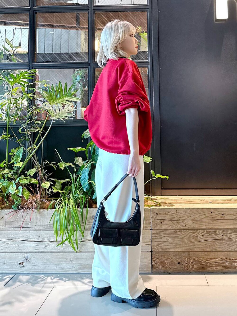 「差し色コーデ、低身長、個性派、デート/ロマンティック、女子会、旅行、niko and...、スウェット、ニット、ワイドパンツ、ショルダーバッグ、バッグ、ローファー、秋コーデ、オーバーサイズ」｜「niko and...のオリジナルビット付きローファー（ローファー、ブラック系）」を使った、すなぎもさん（レディース・153cm）の秋コーディネートの2枚目の写真