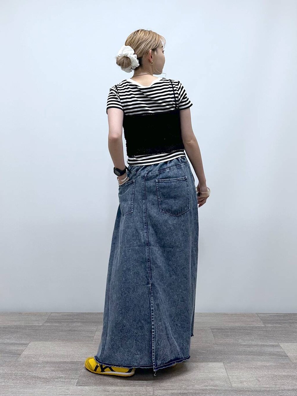 「デート/ロマンティック、女子会、旅行、niko and ...、個性派、低身長、差し色コーデ、ビスチェ、Tシャツ、スカート、ロングスカート、デニムパンツ、オーバーサイズ、スポーティ、夏コーデ」｜「niko and...のパタパタキャミビスチェ（ベスト、ブラック系）」を使った、すなぎもさん（レディース・153cm）の夏コーディネートの2枚目の写真