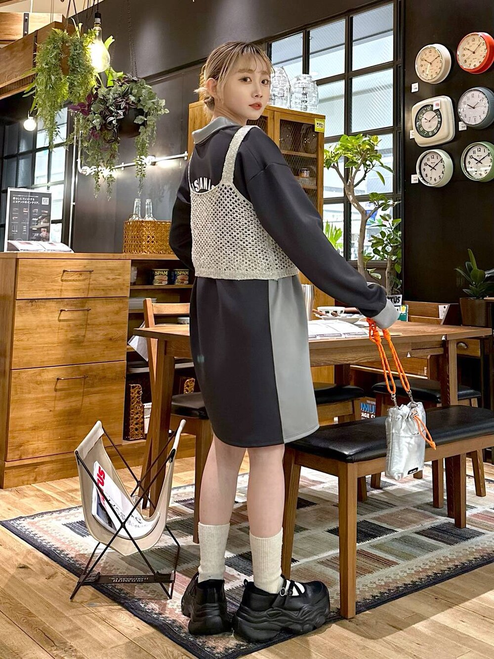 「差し色コーデ、低身長、個性派、デート/ロマンティック、女子会、旅行、niko and ...、ニット、ワンピース、ショルダーバッグ、バッグ、スニーカー、春コーデ、オーバーサイズ、スポーティ」｜「niko and...のオリジナルメニーベルトスニーカー（スニーカー、ブラック系）」を使った、すなぎもさん（レディース・153cm）の冬コーディネートの2枚目の写真