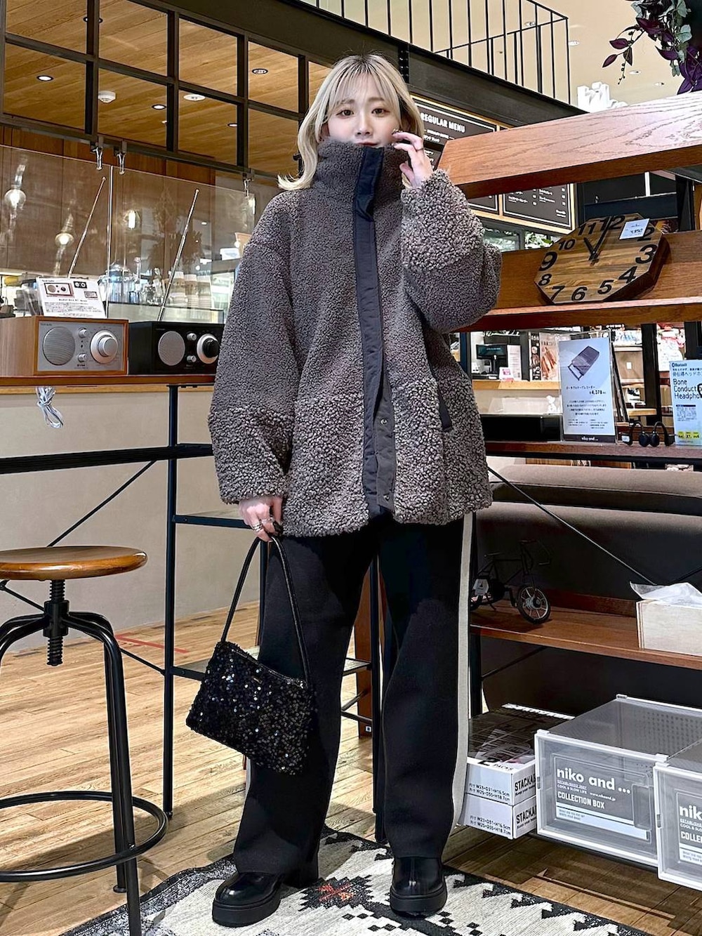 「旅行、差し色コーデ、低身長、個性派、デート/ロマンティック、女子会、niko and ...、ピアス、アウター、Tシャツ、ロンT、ワイドパンツ、ニット、ショルダーバッグ、バッグ」|「niko and...のSilver925 フープピアス(ピアス(両耳用)、グレー系)」を使った、すなぎもさん(レディース・153cm)の冬コーディネートの3枚目の写真