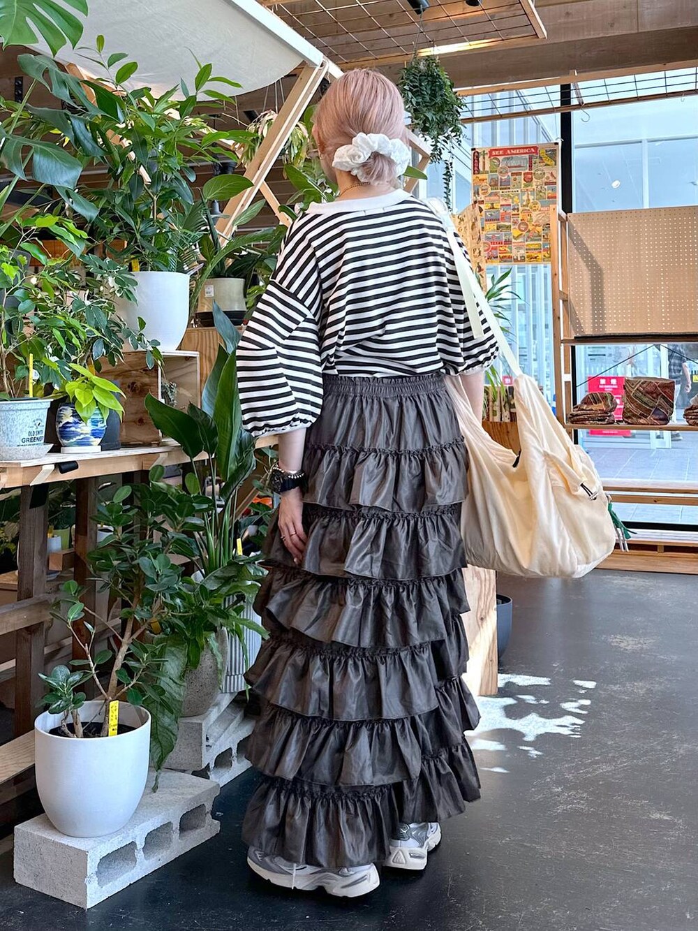 その他のTシャツ/カットソー、ベージュ系のショルダーバッグ、グレー系のスニーカーを着用したレディースの夏コーディネートの2枚目の写真