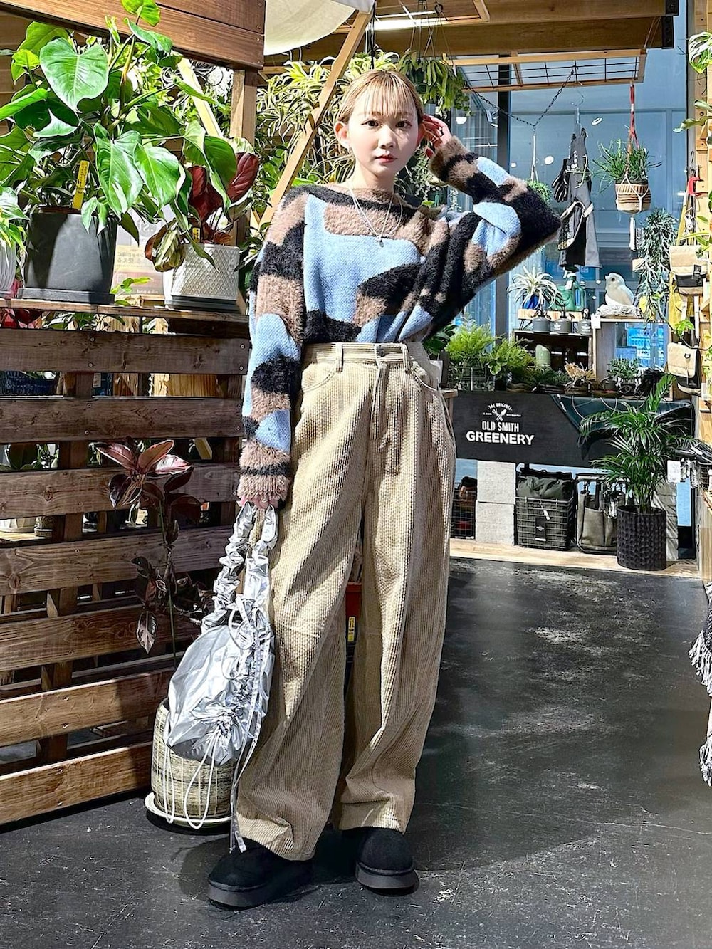 ブラック系のブーツ、グレー系のショルダーバッグ、イエロー系のその他パンツを着用したレディースの冬コーディネートの4枚目の写真