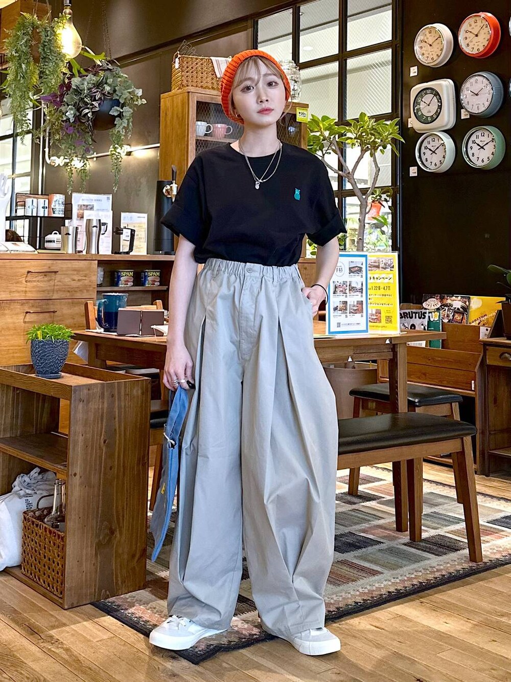 ホワイト系のスニーカー、グレー系のチノパンツ、ブルー系のトートバッグを着用したレディースの冬コーディネートの4枚目の写真