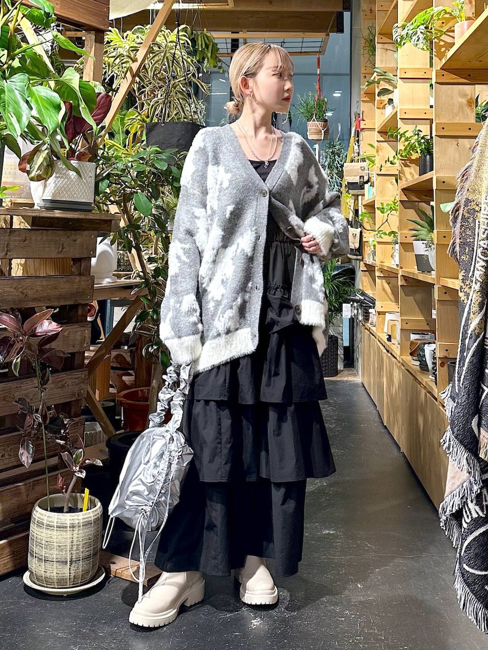 ベージュ系のブーツ、グレー系のショルダーバッグ、グレー系のカーディガン/ボレロを着用したレディースの冬コーディネートの2枚目の写真