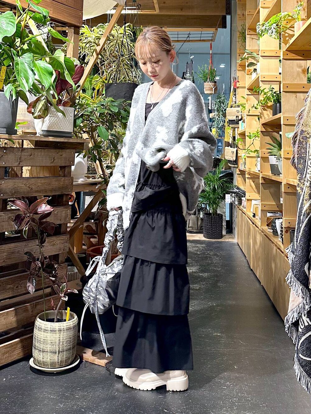 ベージュ系のブーツ、グレー系のショルダーバッグ、グレー系のカーディガン/ボレロを着用したレディースの冬コーディネートの5枚目の写真