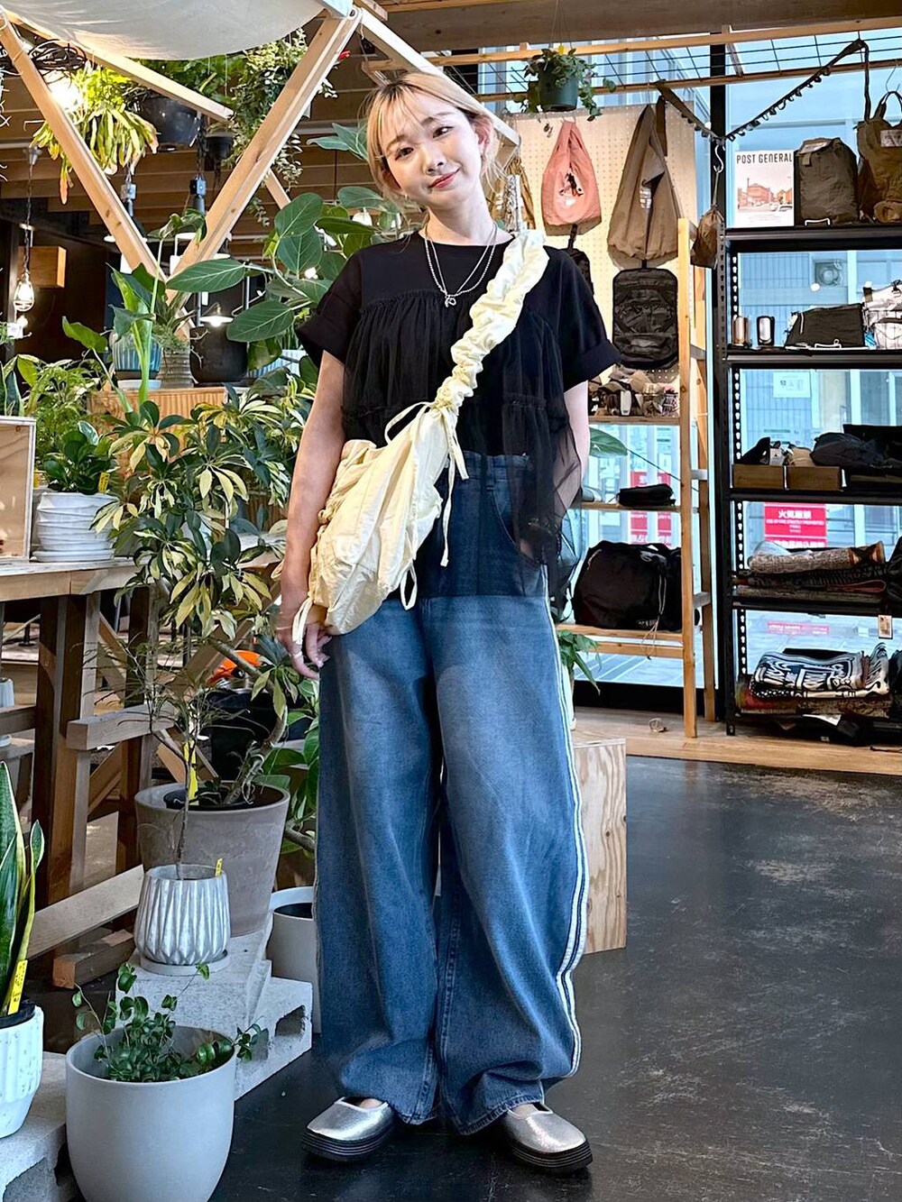 「夏コーデ、差し色コーデ、低身長、個性派、デート/ロマンティック、女子会、旅行、niko and ...、Tシャツ、ワイドパンツ、デニムパンツ、パンツ、ショルダーバッグ、バッグ、スニーカー」｜「tiny tinyのギャザードロストバッグ[tiny tiny(ティニーティニー)]（ショルダーバッグ、ベージュ系）」を使った、すなぎもさん（レディース・153cm）の夏コーディネートの2枚目の写真
