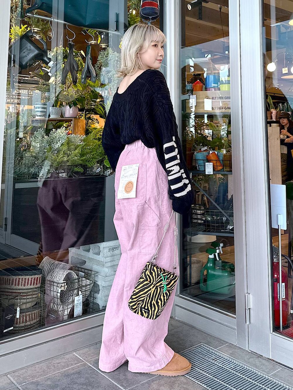 「差し色コーデ、低身長、個性派、デート/ロマンティック、女子会、旅行、niko and...、ニット、ワイドパンツ、ショルダーバッグ、バッグ、ブーツ、オーバーサイズ、秋コーデ、冬コーデ」｜「niko and...のビンテージ風コーデュロイパンツ（その他パンツ、ピンク系）」を使った、すなぎもさん（レディース・153cm）の秋コーディネートの2枚目の写真