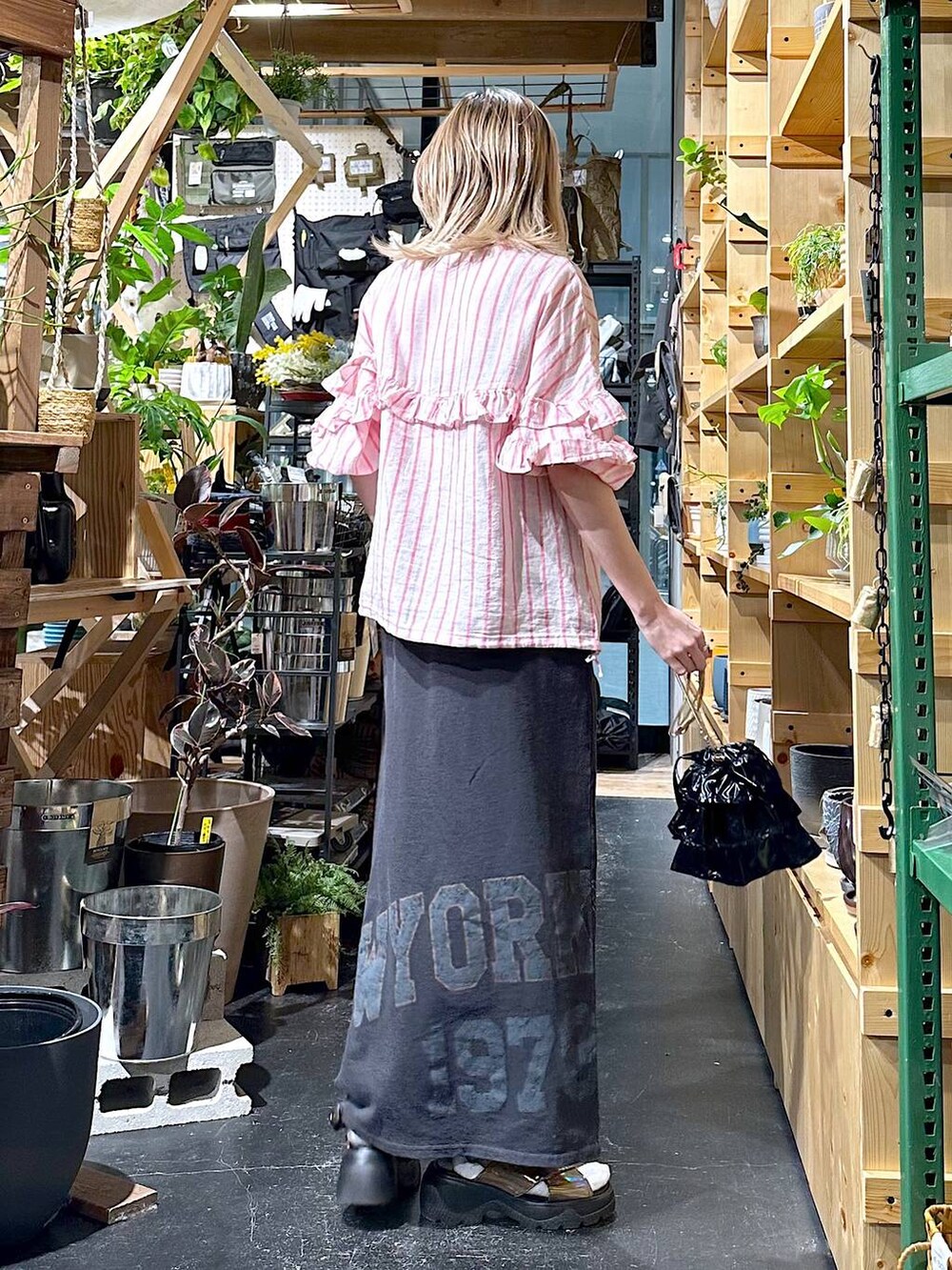 その他のサンダル、ブラック系のショルダーバッグ、その他のスカートを着用したレディースの春コーディネートの3枚目の写真