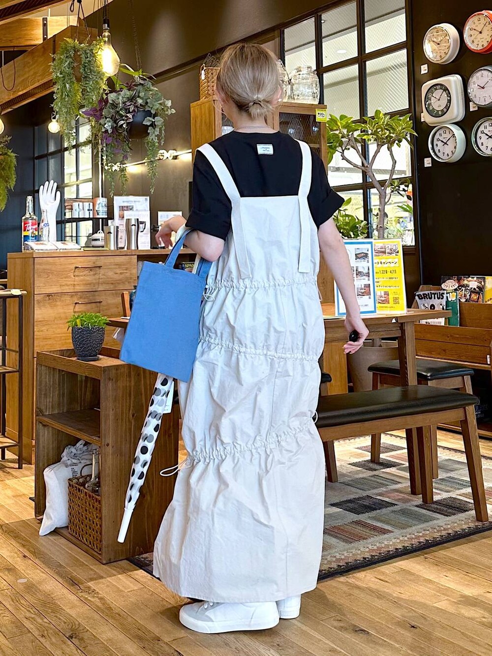 「差し色コーデ、低身長、個性派、デート/ロマンティック、女子会、旅行、niko and ...、Tシャツ、ワンピース、ロングスカート、スカート、トートバッグ、バッグ、FISHS EDDY、スニーカー」｜「niko and...のオリジナルオーガニックレースアップスニーカー（スニーカー、ホワイト系）」を使った、すなぎもさん（レディース・153cm）の冬コーディネートの4枚目の写真