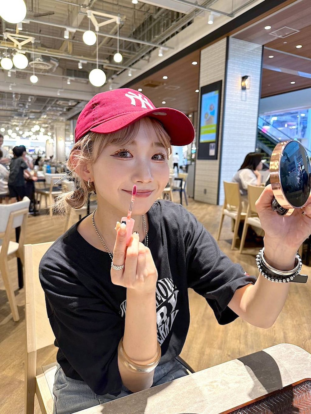 ブルー系のデニムパンツを着用したレディースの夏コーディネートの5枚目の写真