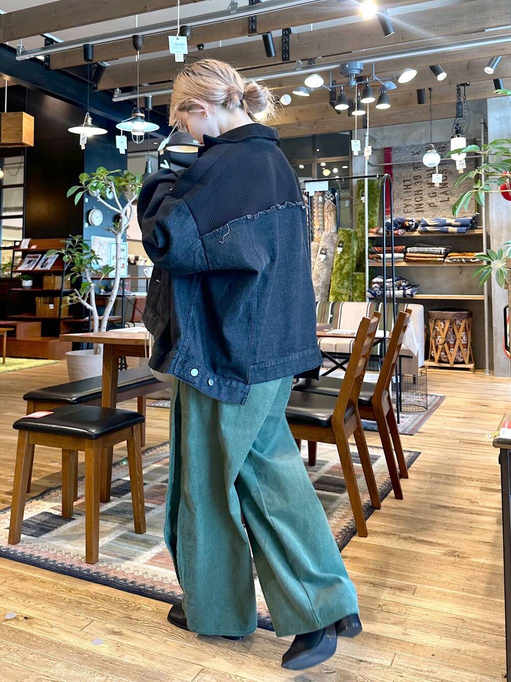 「差し色コーデ、低身長、個性派、デート/ロマンティック、女子会、旅行、niko and ...、デニムジャケット、ジャケット、ジャケットスタイル、アウター、キャミソール、ワイドパンツ、パンツ、ショルダーバッグ」｜「niko and...の[MODE NORM CORE]リメイク風モンスターGジャン（デニムジャケット、ブラック系）」を使った、すなぎもさん（レディース・153cm）の秋コーディネートの4枚目の写真