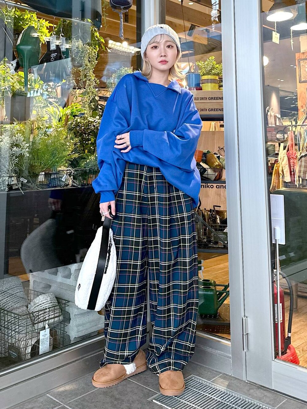 ブルー系のその他パンツ、イエロー系のその他シューズ、ブルー系のTシャツ/カットソーを着用したレディースの秋コーディネートの2枚目の写真