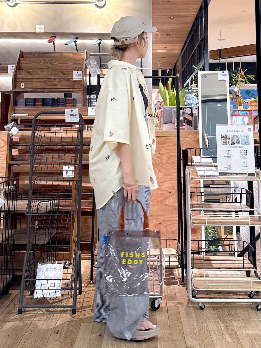 「差し色コーデ、低身長、個性派、デート/ロマンティック、女子会、旅行、niko and ...、キャップ、シャツ、シャツスタイル、オーバーサイズ、サロペット、トートバッグ、ハンドバッグ、バッグ」|「niko and...のオリジナルアソートロゴ刺繍キャップ(キャップ、ベージュ系)」を使った、すなぎもさん(レディース・153cm)の春コーディネートの3枚目の写真