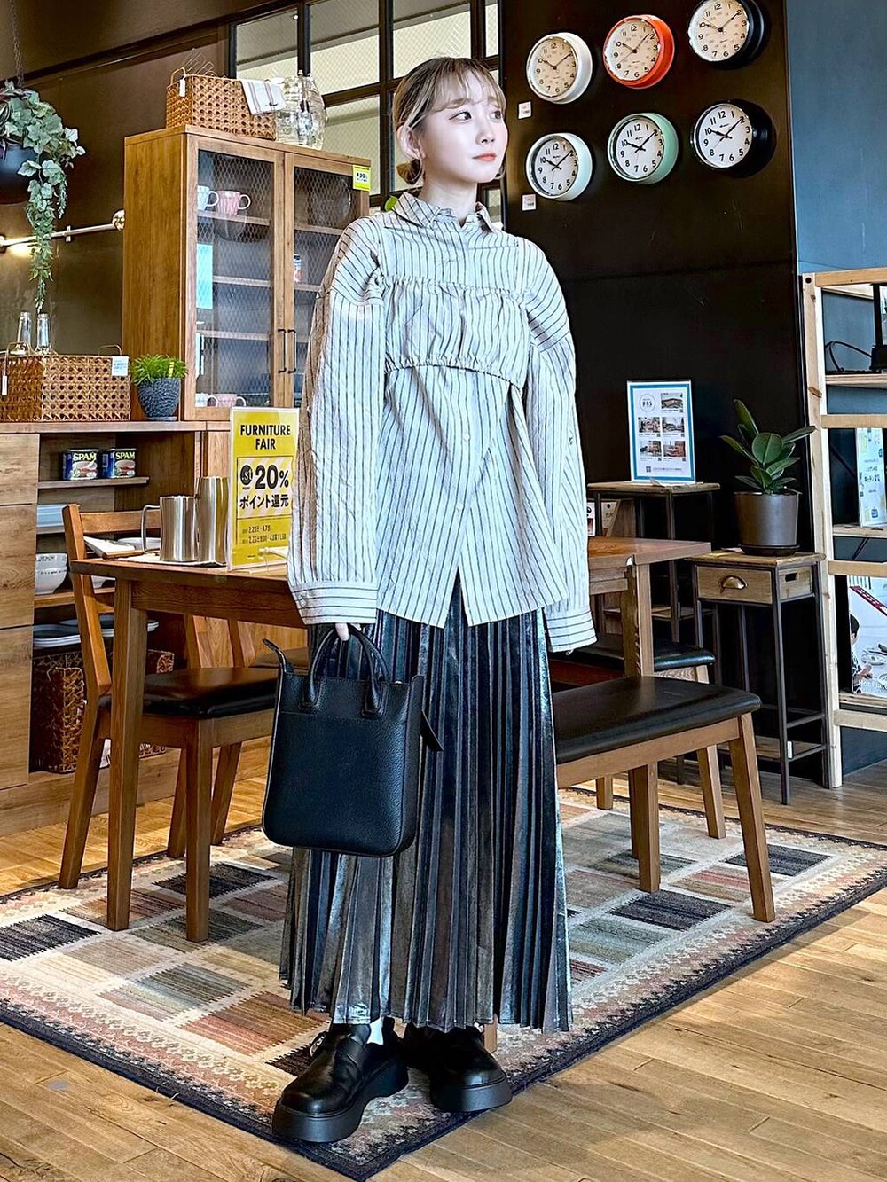「旅行、差し色コーデ、低身長、個性派、デート/ロマンティック、女子会、niko and ...、シャツ、ロングスカート、スカート、ハンドバッグ、バッグ、ショルダーバッグ、オーバーサイズ」｜「niko and...のオリジナルライト2WAYトートバッグ（トートバッグ、ブラック系）」を使った、すなぎもさん（レディース・153cm）の春コーディネートの4枚目の写真