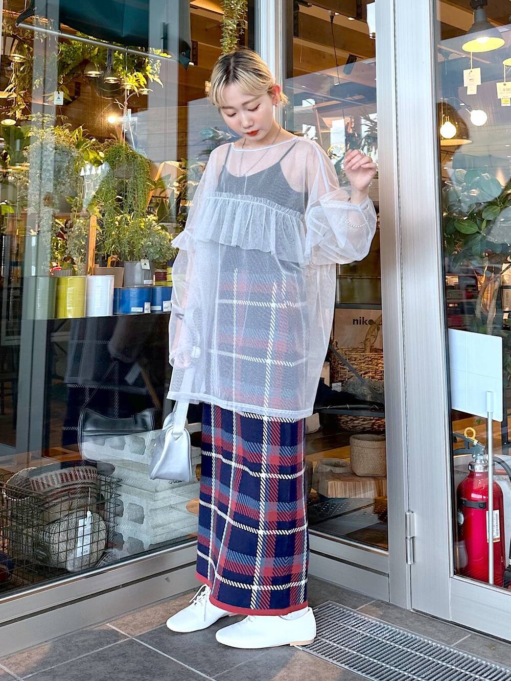 「差し色コーデ、低身長、個性派、女子会、旅行、niko and...、キャミソール、スカート、ロングスカート、ショルダーバッグ、バッグ、レースアップシューズ、オーバーサイズ、秋コーデ、デート/ロマンティック」｜「LOWRYS FARMのスタイルＵＰカップＣＰ　177891（キャミソール、ブラック系）」を使った、すなぎもさん（レディース・153cm）の秋コーディネートの2枚目の写真