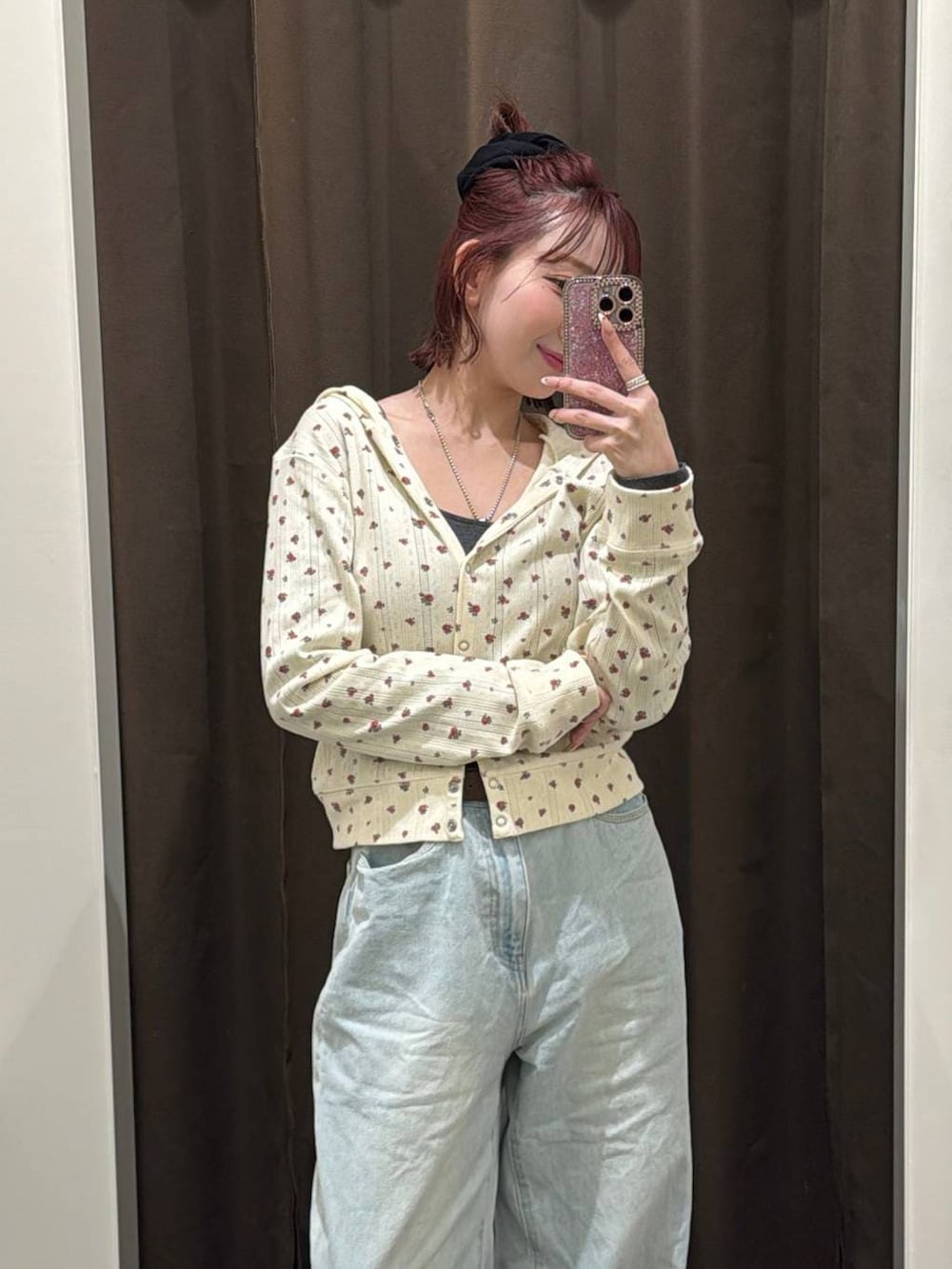 ブルー系のデニムパンツ、ベージュ系のTシャツ/カットソーを着用したレディースの冬コーディネートの2枚目の写真