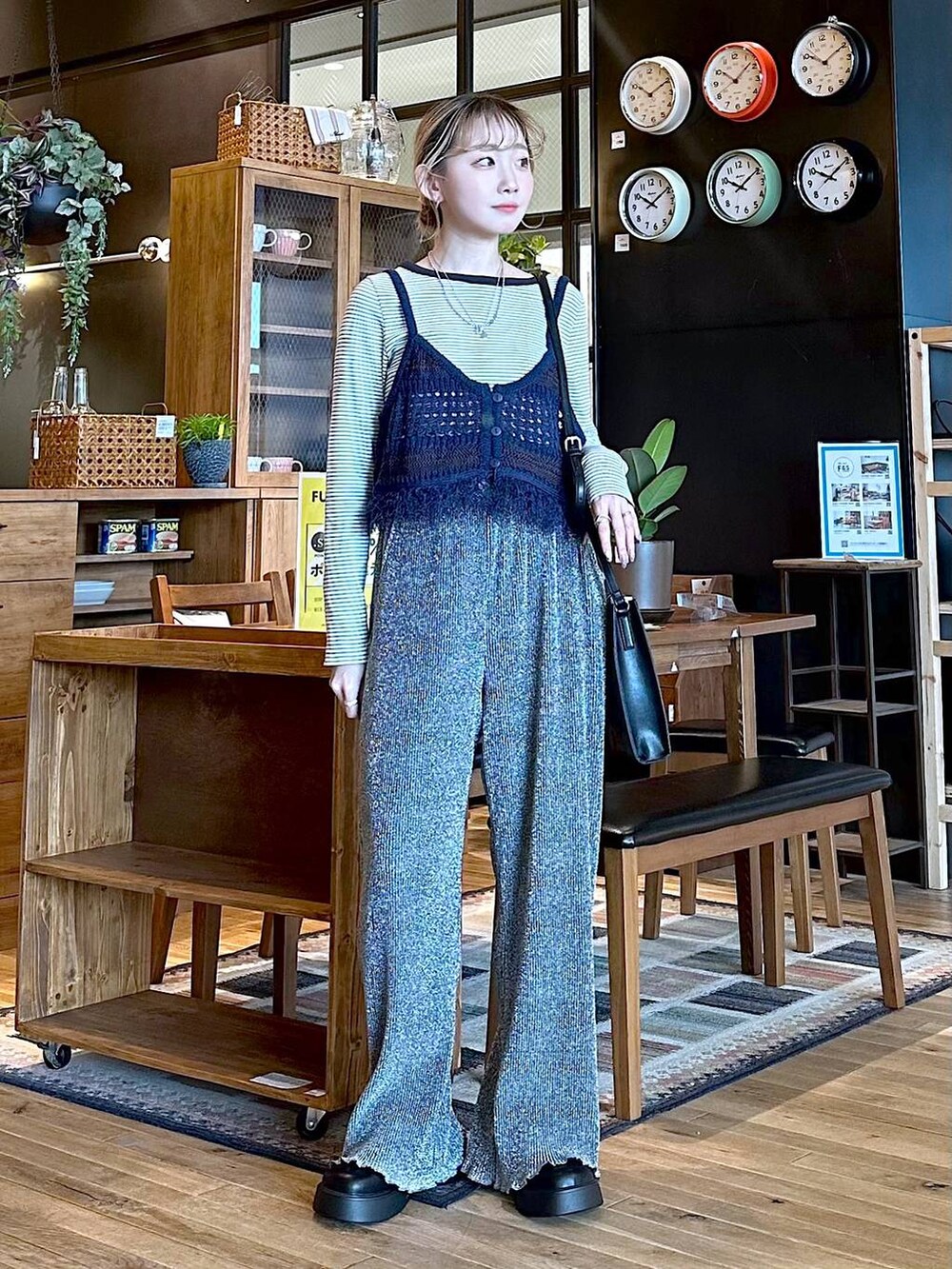 「差し色コーデ、低身長、個性派、デート/ロマンティック、女子会、旅行、niko and ...、Tシャツ、ロンT、ワイドパンツ、ショルダーバッグ、バッグ、春コーデ、モノトーン」｜「niko and...の[MODE NORM CORE]メッシュフリンジビスチェ（その他トップス、ブルー系）」を使った、すなぎもさん（レディース・153cm）の春コーディネートの4枚目の写真