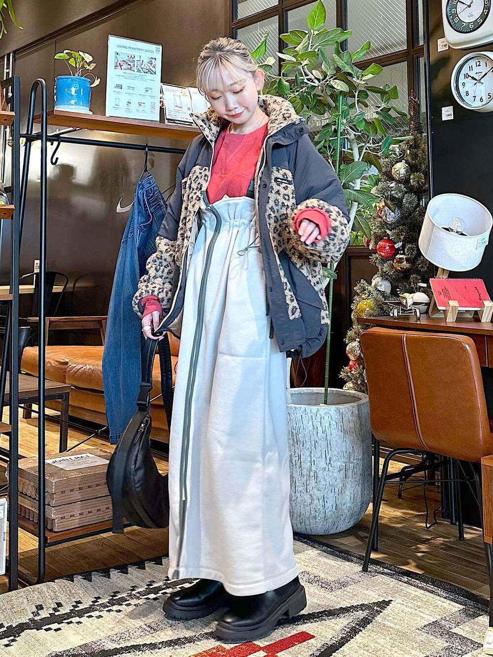 ブラック系のショルダーバッグ、ブラウン系のその他アウター、レッド系のTシャツ/カットソーを着用したレディースの秋コーディネートの3枚目の写真