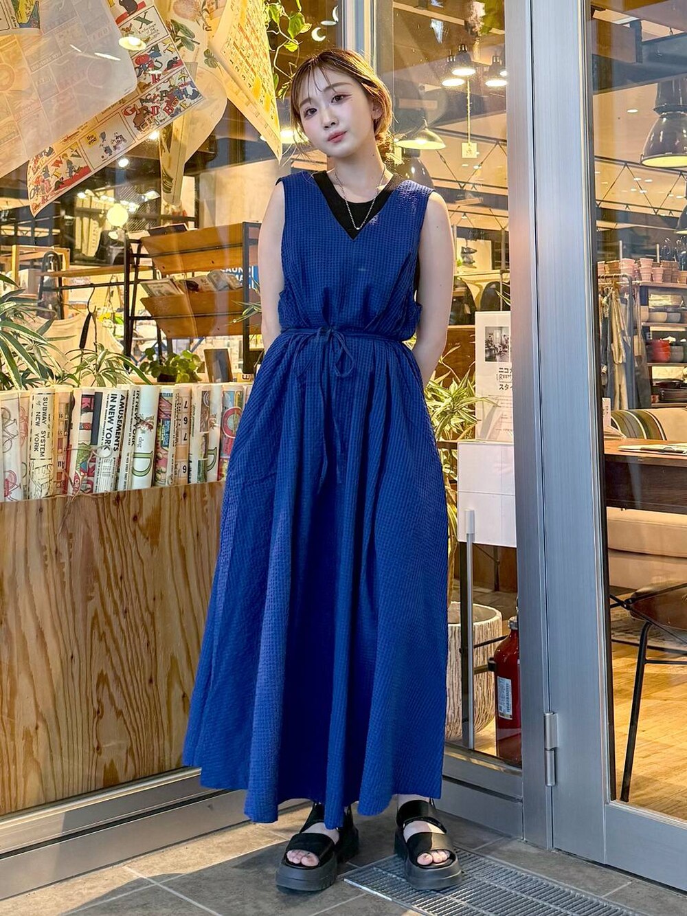 ブルー系のドレスを着用したレディースの夏コーディネートの5枚目の写真