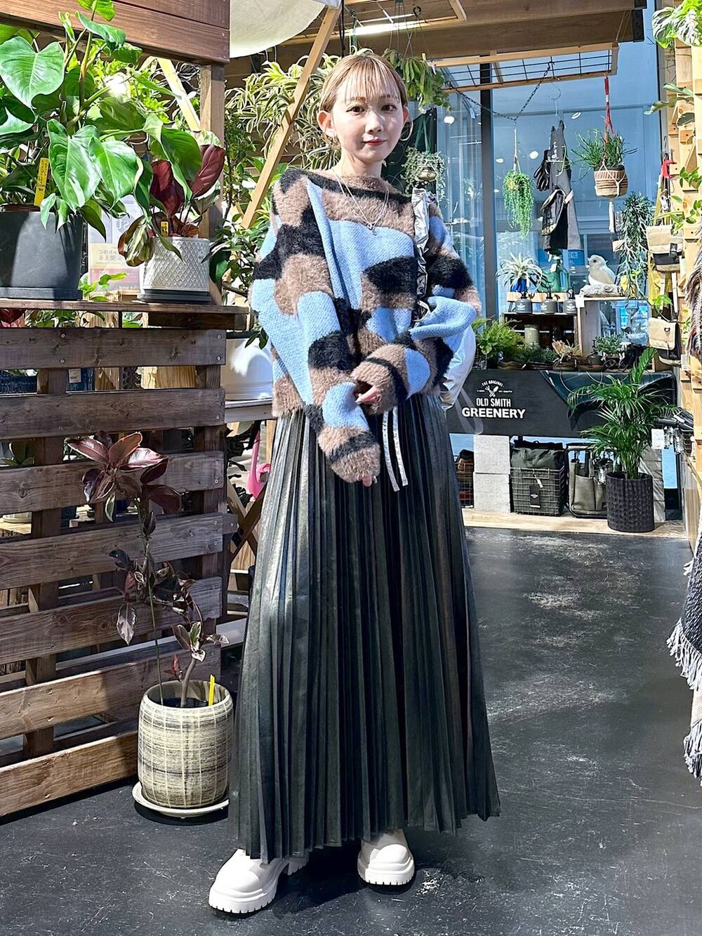 「差し色コーデ、低身長、個性派、オーバーサイズ、デート/ロマンティック、女子会、旅行、niko and ...、ニット、スカート、ロングスカート、ショルダーバッグ、バッグ、ショートブーツ、ブーツ」｜「niko and...のオリジナル厚底ハーフブーツ（ブーツ、ベージュ系）」を使った、すなぎもさん（レディース・153cm）の冬コーディネートの5枚目の写真