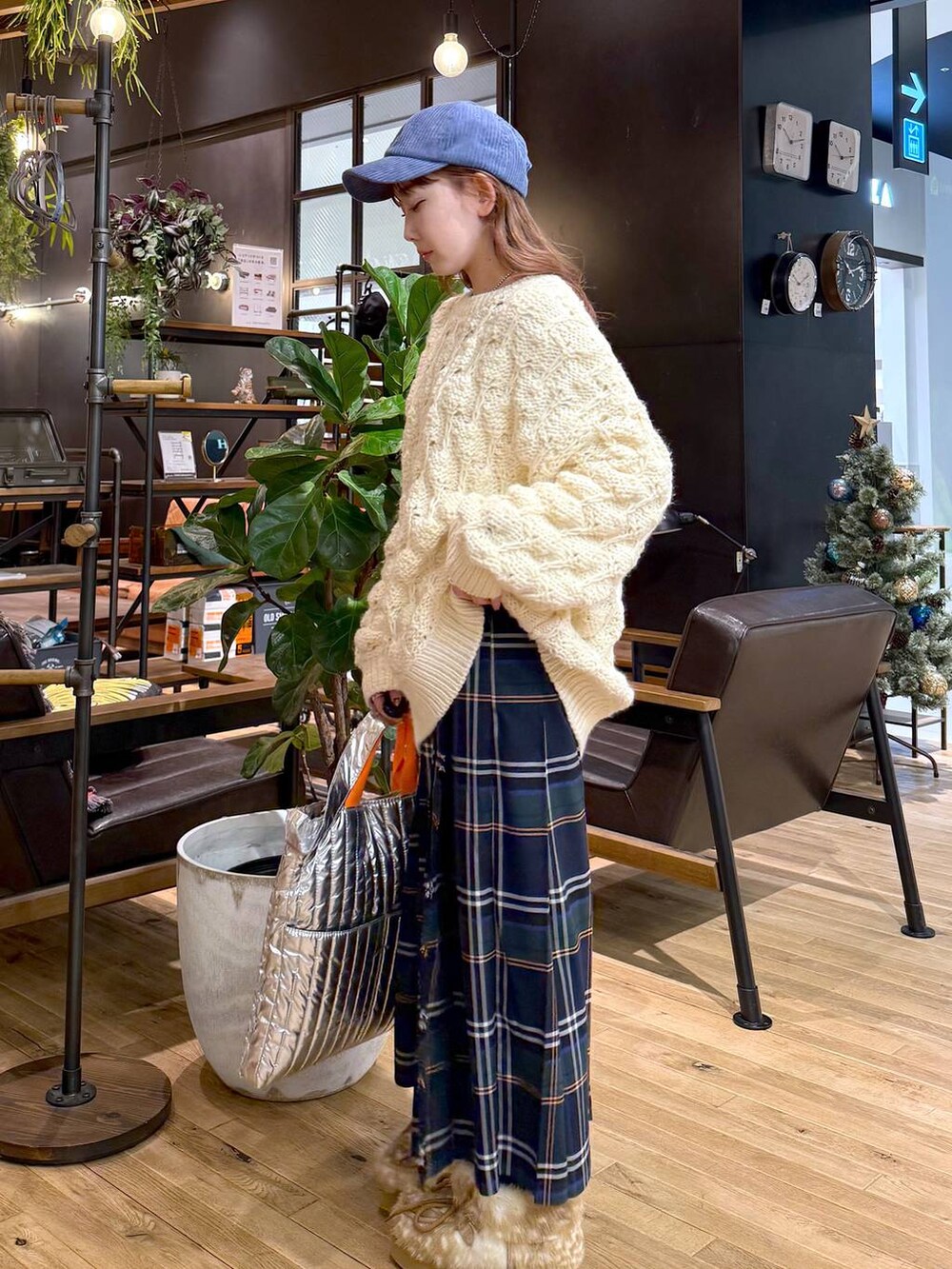 その他のモカシン/デッキシューズ、ブラック系のスカート、ベージュ系のニット/セーターを着用したレディースの秋コーディネートの3枚目の写真