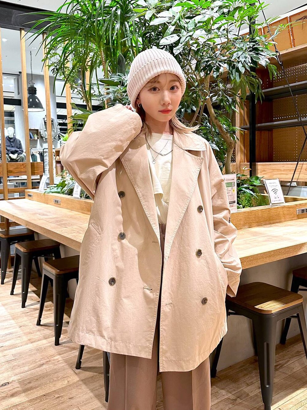 ホワイト系のTシャツ/カットソー、ベージュ系のトレンチコート、ブラウン系のその他パンツを着用したレディースの春コーディネートの2枚目の写真