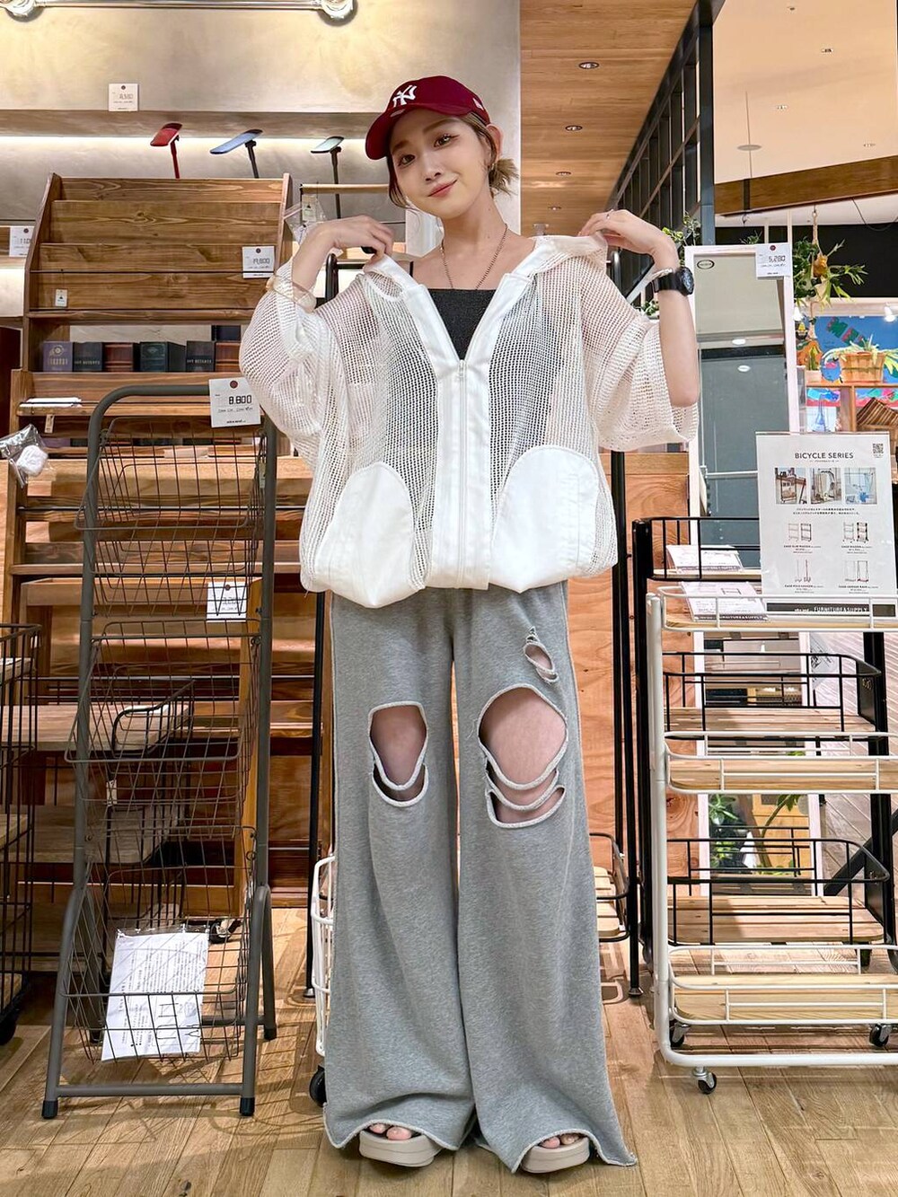 グレー系のその他パンツ、ホワイト系のパーカー、ベージュ系のサンダルを着用したレディースの春コーディネートの3枚目の写真
