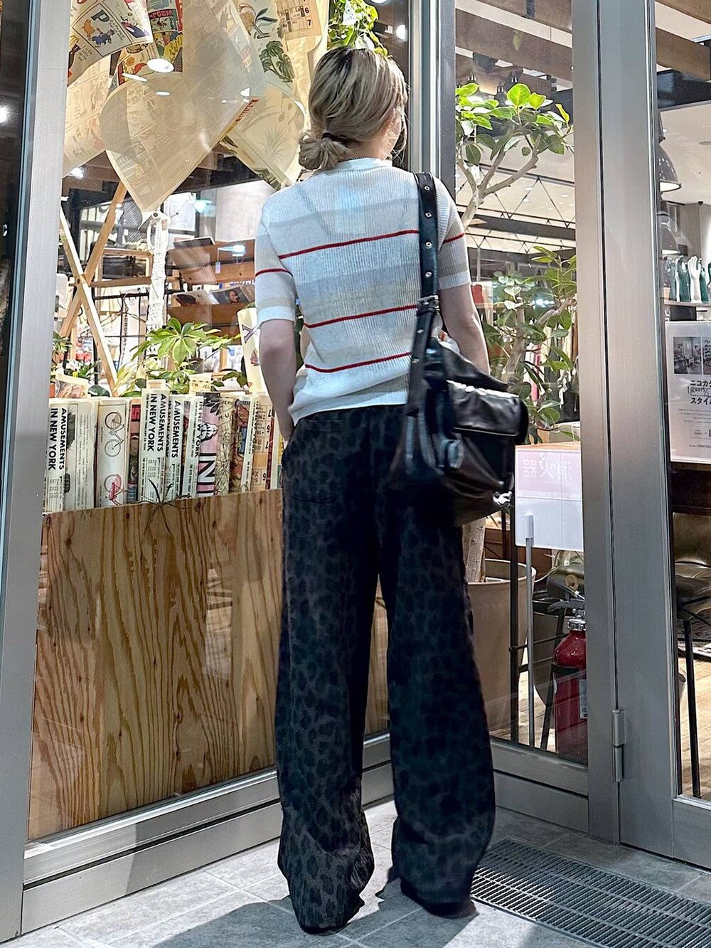 ブラック系のショルダーバッグ、グレー系のその他パンツ、ホワイト系のカーディガン/ボレロを着用したレディースの春コーディネートの3枚目の写真