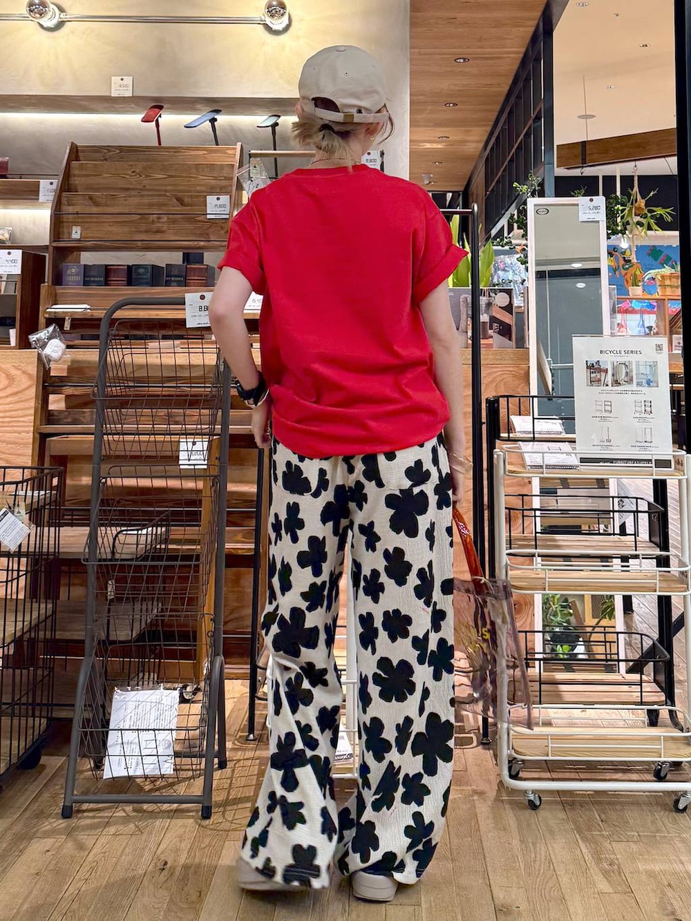ホワイト系のその他パンツ、グレー系のトートバッグ、レッド系のTシャツ/カットソーを着用したレディースの春コーディネートの2枚目の写真