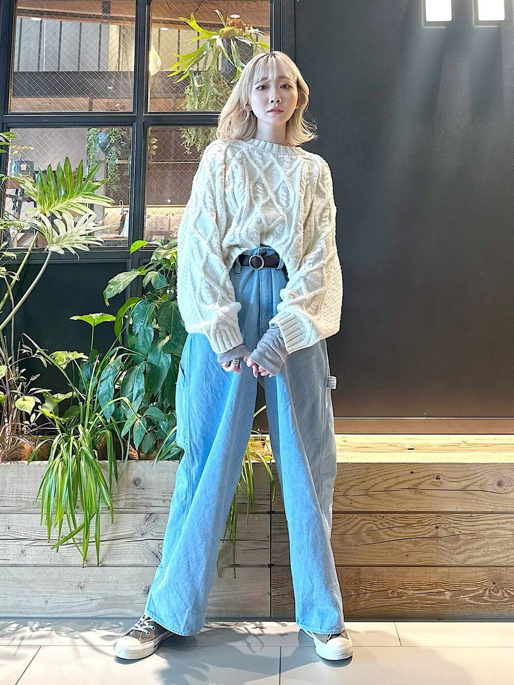 ブルー系のその他パンツ、グレー系のTシャツ/カットソー、ベージュ系のカーディガン/ボレロを着用したレディースの秋コーディネートの5枚目の写真