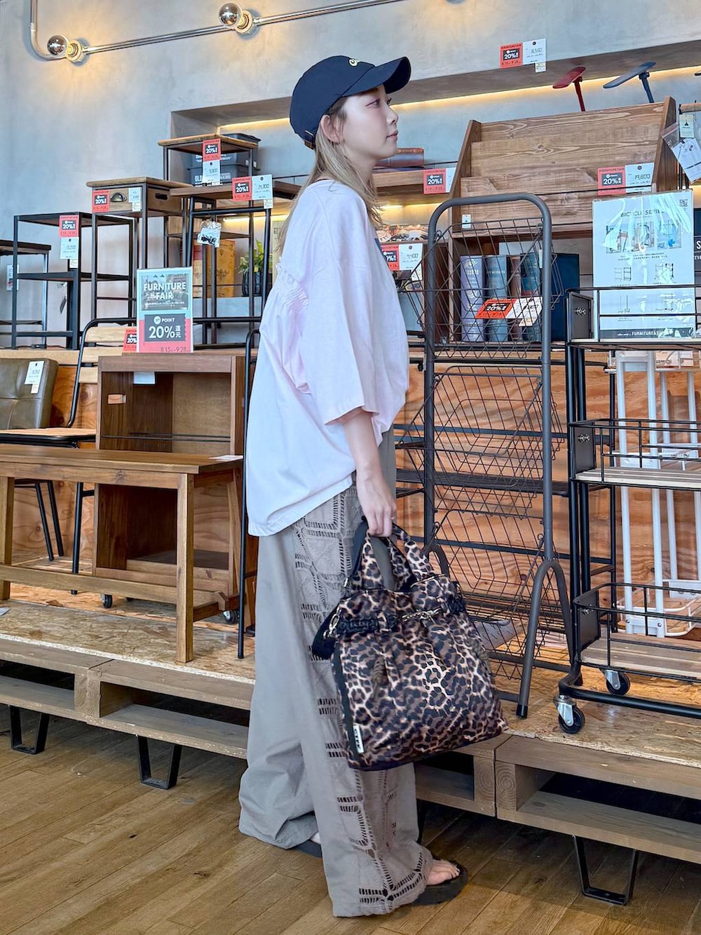 「差し色コーデ、低身長、個性派、デート/ロマンティック、女子会、旅行、niko and ...、キャップ、Tシャツ、ワイドパンツ、パンツ、ハンドバッグ、バッグ、サンダル、夏コーデ」｜「niko and...のバック布帛CITYフォトＴシャツ（Tシャツ/カットソー、ピンク系）」を使った、すなぎもさん（レディース・153cm）の夏コーディネートの2枚目の写真
