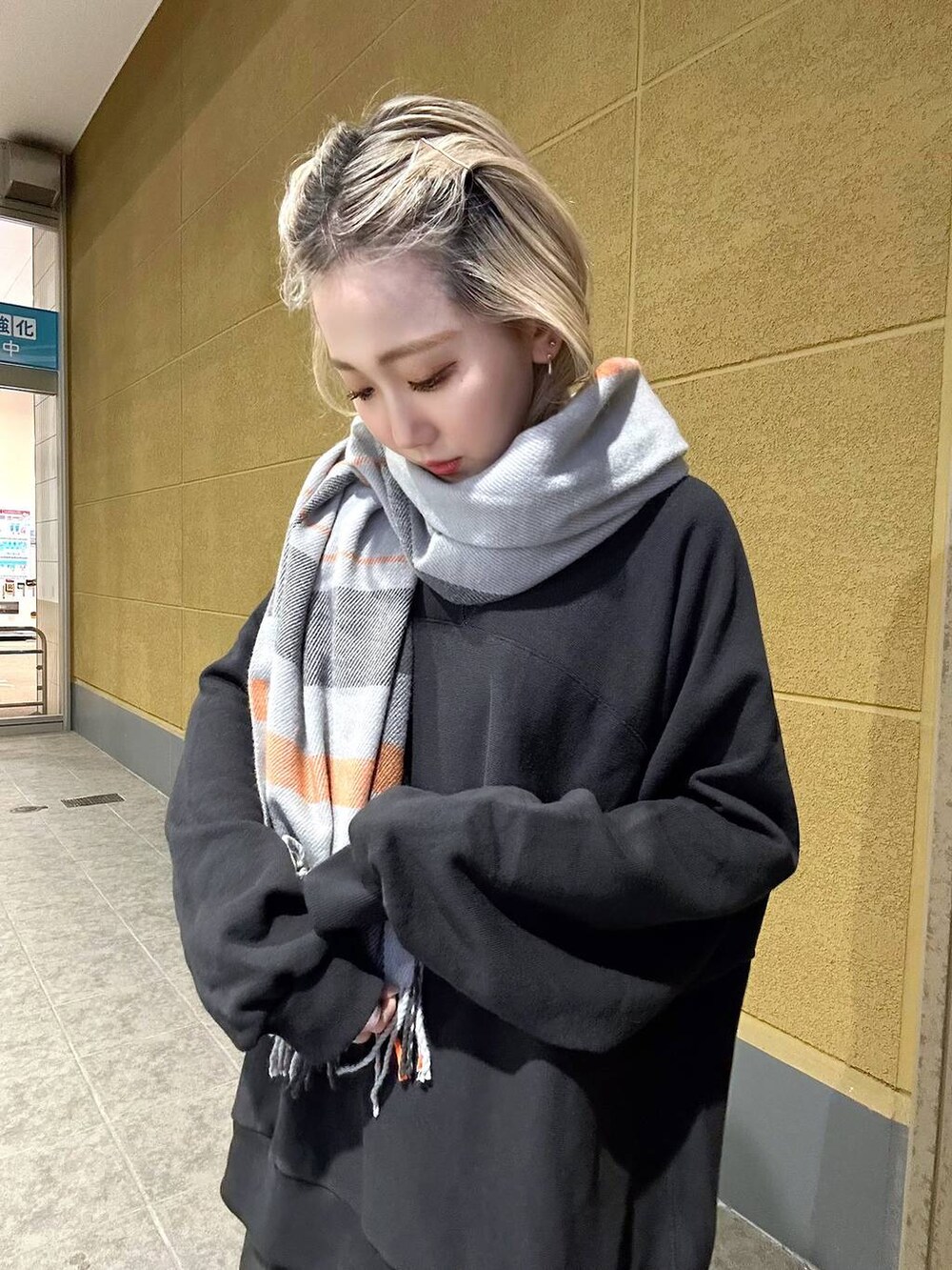 ブラック系のTシャツ/カットソー、グレー系のピアス(両耳用)、グレー系のストール/ショールを着用したレディースの秋コーディネートの2枚目の写真