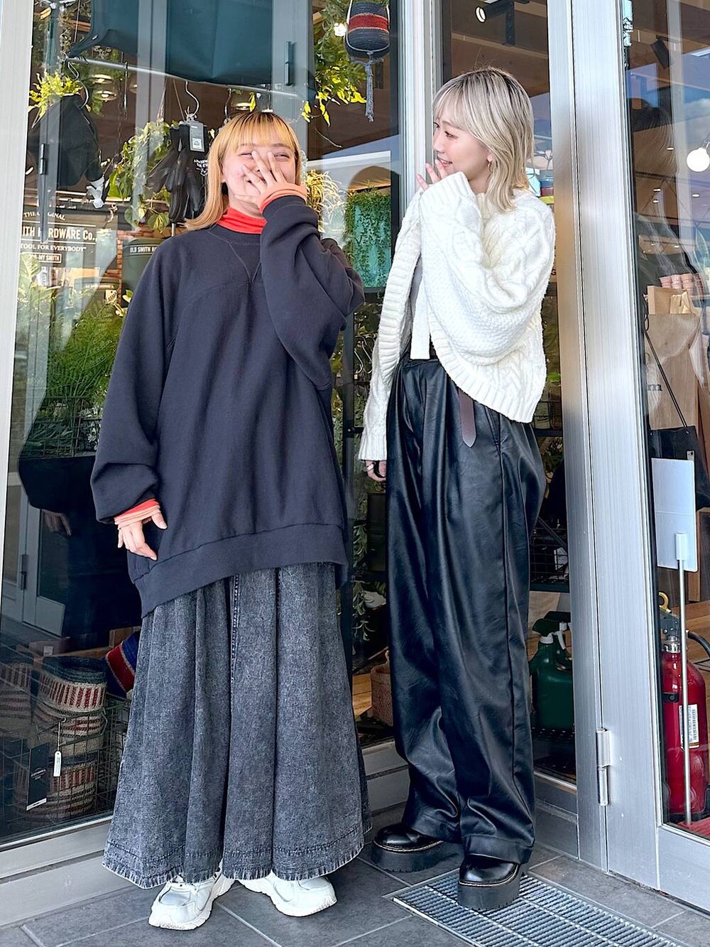 ブラック系のTシャツ/カットソー、レッド系のTシャツ/カットソー、ブラック系のその他パンツを着用したレディースの秋コーディネートの4枚目の写真