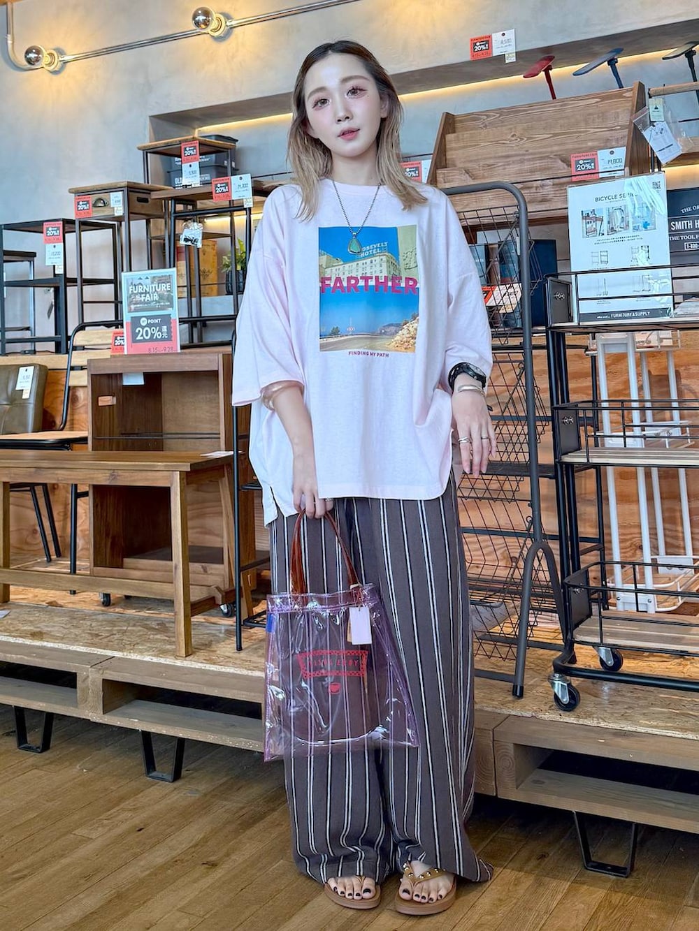 「女子会、ワイドパンツ、パンツ、ハンドバッグ、バッグ、FISHS EDDY、サンダル、夏コーデ、オーバーサイズ、カジュアル、カジュアルコーデ、シンプルコーデ、大人カジュアル、差し色コーデ、低身長」｜「Fishs Eddyの【Fishs Eddy(フィッシュエディ)】PVCトート（トートバッグ、パープル系）」を使った、すなぎもさん（レディース・153cm）の夏コーディネートの3枚目の写真