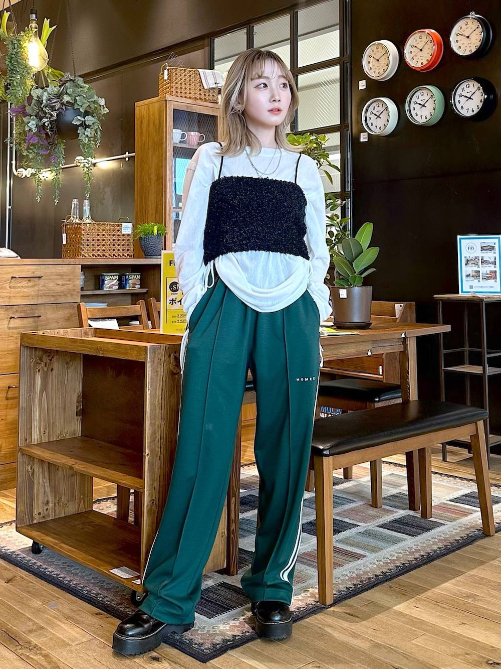 ブラック系のベスト、グリーン系のその他パンツ、ベージュ系のTシャツ/カットソーを着用したレディースの春コーディネートの4枚目の写真