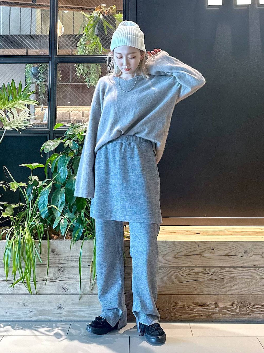 ブラウン系のニット/セーター、グレー系のその他パンツを着用したレディースの秋コーディネートの2枚目の写真