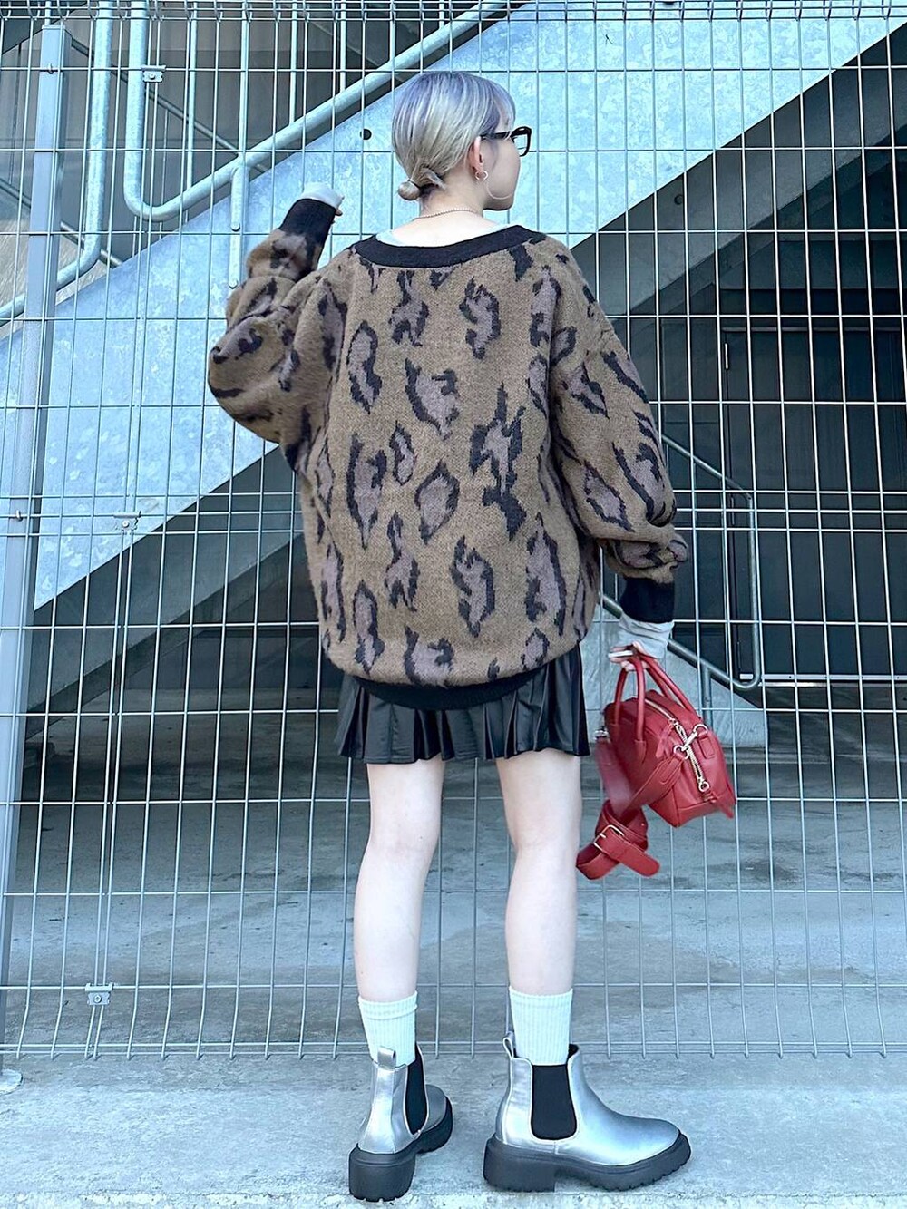 ブラウン系のカーディガン/ボレロ、グレー系のブーツ、ブラウン系のショルダーバッグを着用したレディースの秋コーディネートの3枚目の写真