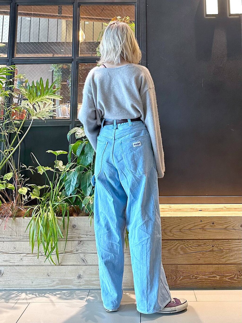 ブラウン系のニット/セーター、ブルー系のその他パンツ、ブラウン系のベルトを着用したレディースの秋コーディネートの3枚目の写真