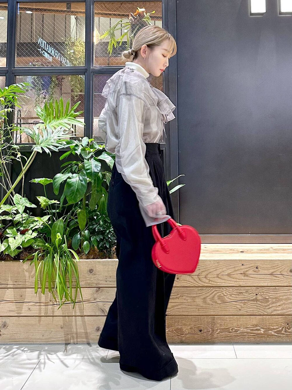 「差し色コーデ、低身長、個性派、デート/ロマンティック、女子会、旅行、niko and ...、ブラウス、ニット、ワイドパンツ、ハンドバッグ、バッグ、冬コーデ、春コーデ、セールコーデ」｜「niko and...のツイルタックワイドパンツ（その他パンツ、ブラック系）」を使った、すなぎもさん（レディース・153cm）の冬コーディネートの2枚目の写真