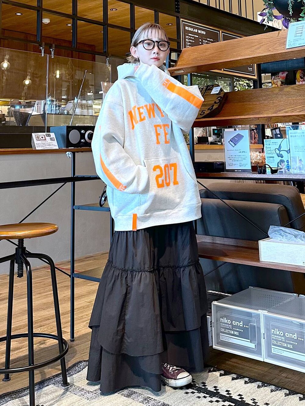 「差し色コーデ、FISHS EDDY、低身長、個性派、デート/ロマンティック、女子会、旅行、niko and ...、パーカー、ユニセックス、スカート、ロングスカート、オーバーサイズ」｜「niko and...のオリジナルシューズケース2個セット（収納グッズ、その他）」を使った、すなぎもさん（レディース・153cm）の冬コーディネートの2枚目の写真