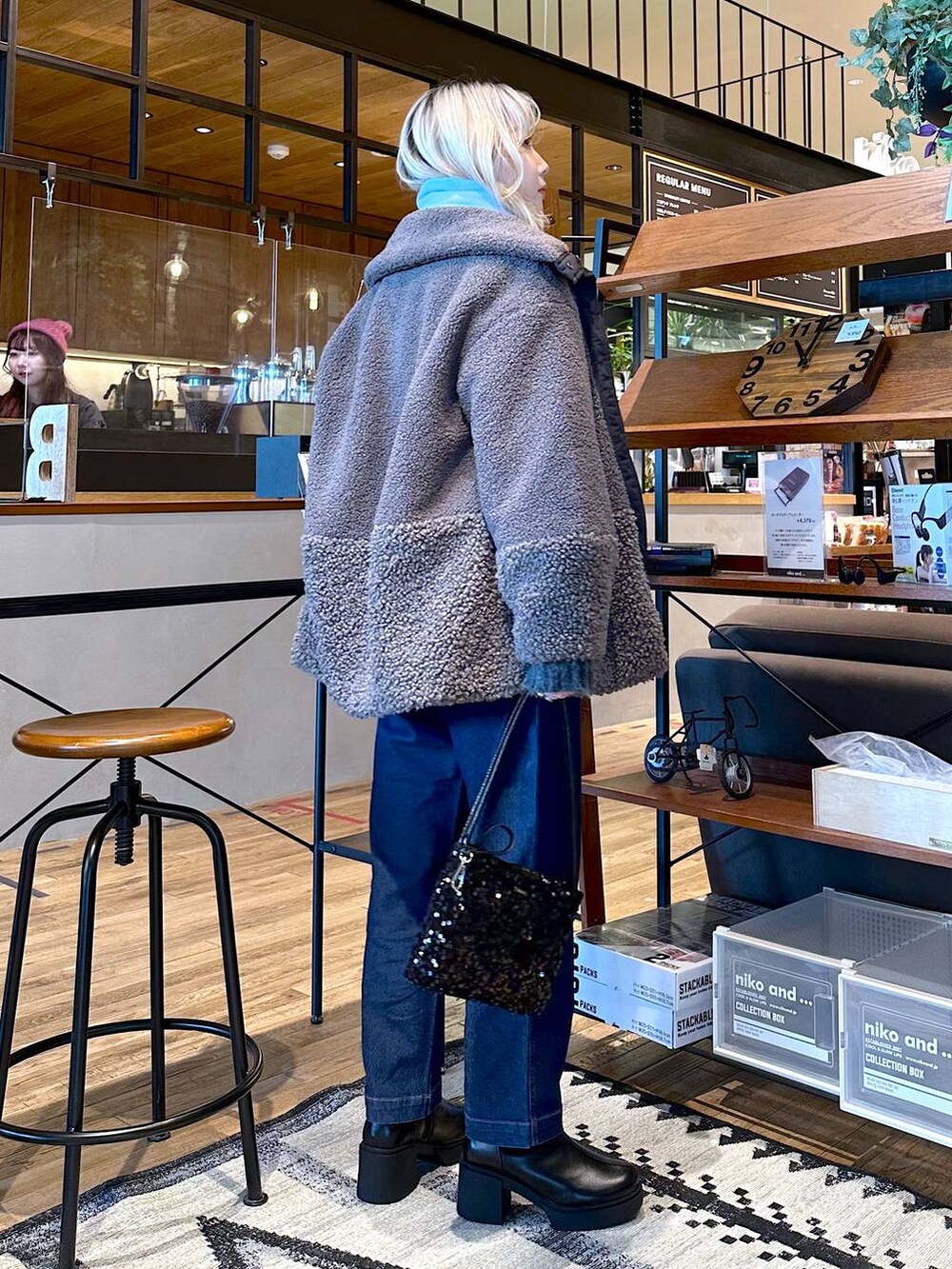 ブルー系のその他パンツ、グレー系のその他アウター、ブラック系のブーツを着用したレディースの冬コーディネートの2枚目の写真