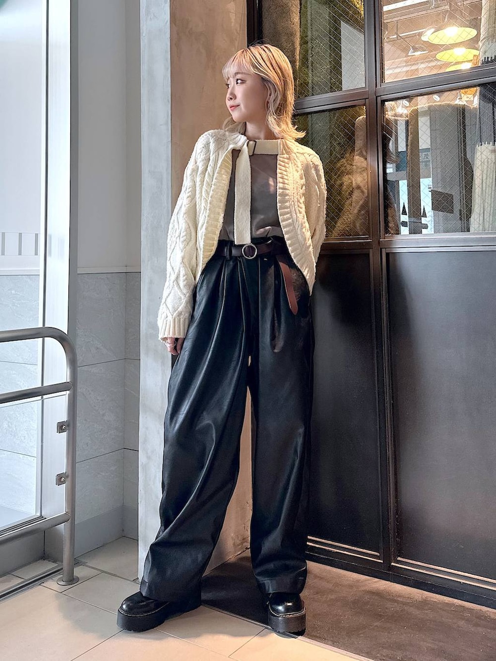 ブラック系のその他パンツ、グレー系のTシャツ/カットソー、ベージュ系のカーディガン/ボレロを着用したレディースの秋コーディネートの3枚目の写真