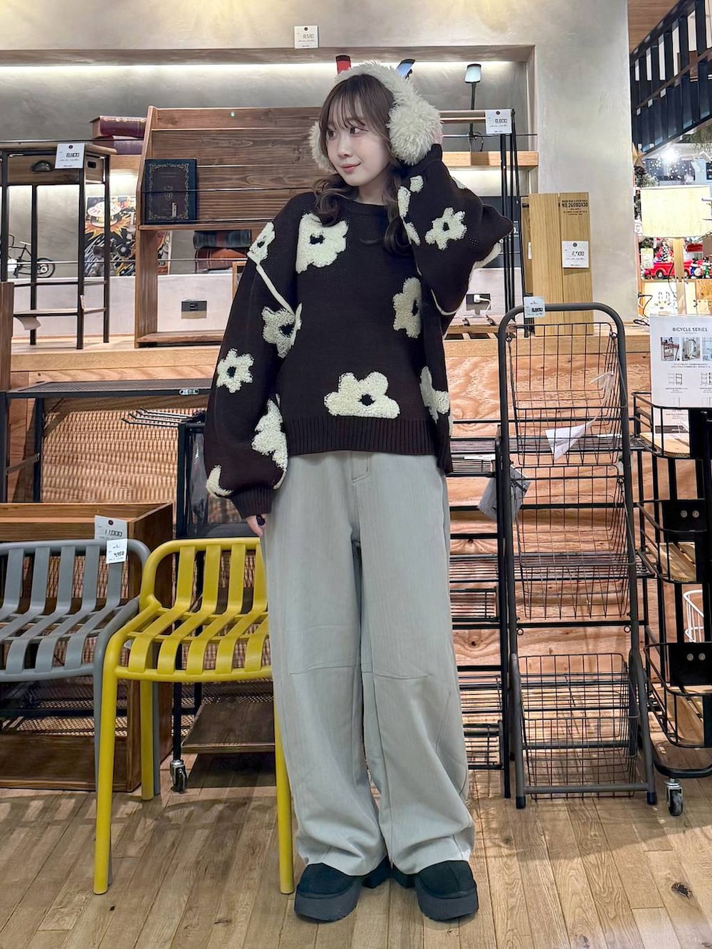 ブラック系のブーツ、ブラウン系のニット/セーター、グレー系のその他パンツを着用したレディースの冬コーディネートの2枚目の写真