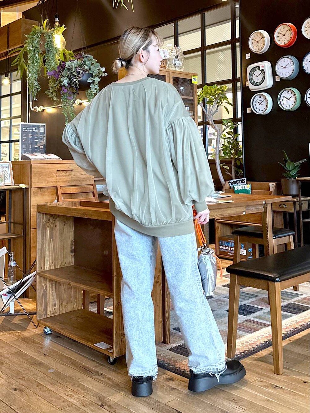 グレー系のショルダーバッグ、ブラック系のその他シューズ、グレー系のデニムパンツを着用したレディースの冬コーディネートの3枚目の写真